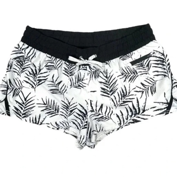 Vuori Clementine Shorts in Floating Palm Leaf - Picture 3 of 10